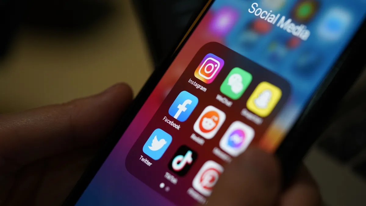 telefon, applikációk, közösségi média, WhatsApp