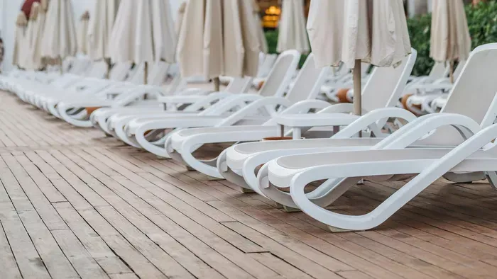 Holttest hevert az emberekkel teli strand napozóágyán