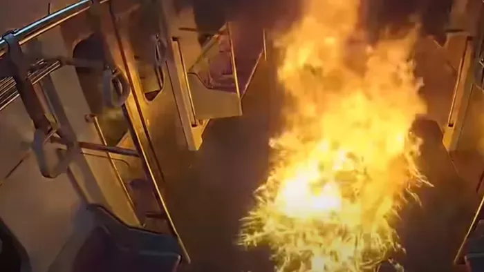 160 utassal a fedélzeten gyulladt fel a metrókocsi - videó