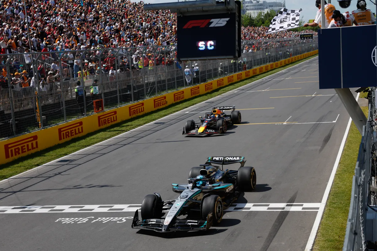 A Mercedes versenyzője, George Russell Max Verstappen előtt ért a célba Kanadában