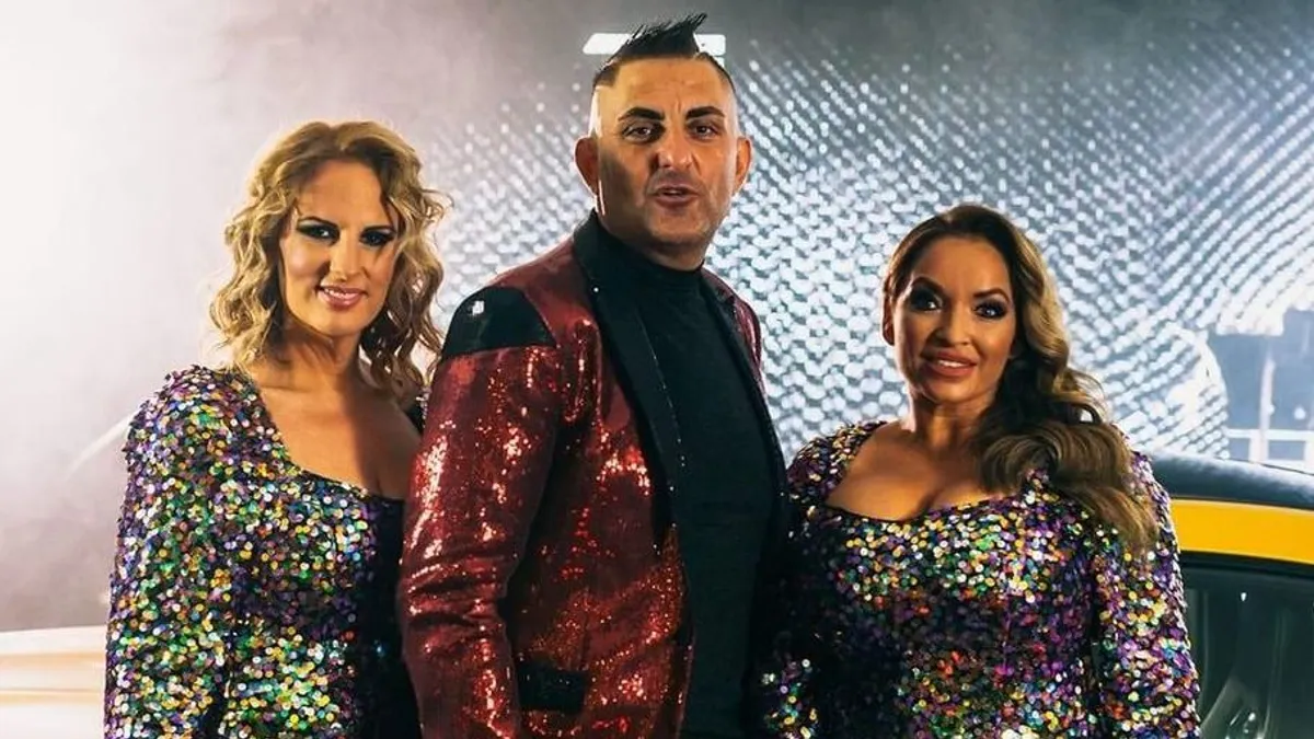 Óriási botrány, megdobálták Győzikééket a színpadon: „én lesz**om, hogy ki mit ír”