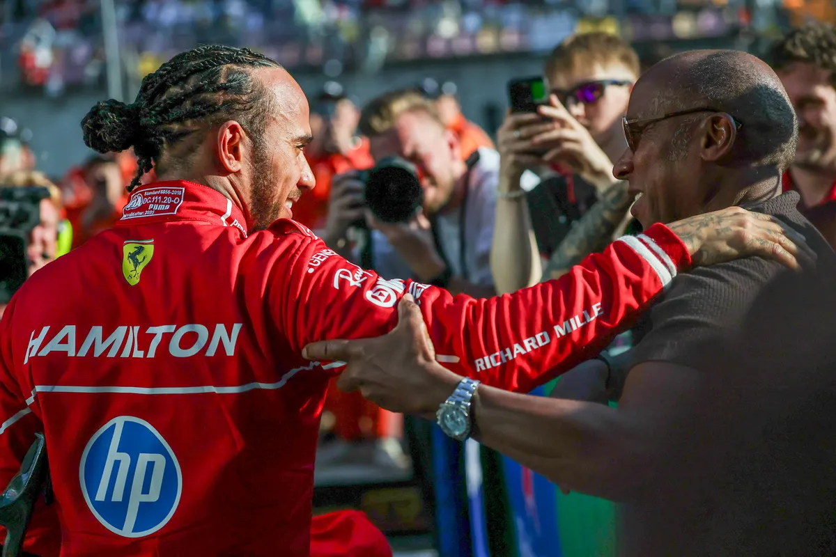 Apja (jobbra) szerint Lewis Hamilton példája bizonyítja: mindig hinni kell a legjobbakban, és megragadni a kínálkozó lehetőségeket