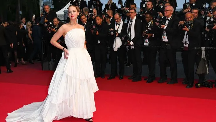 Mutatjuk, hogy fogadták a habcsóknak öltözött Jennifer Lawrence-t Cannes-ban!