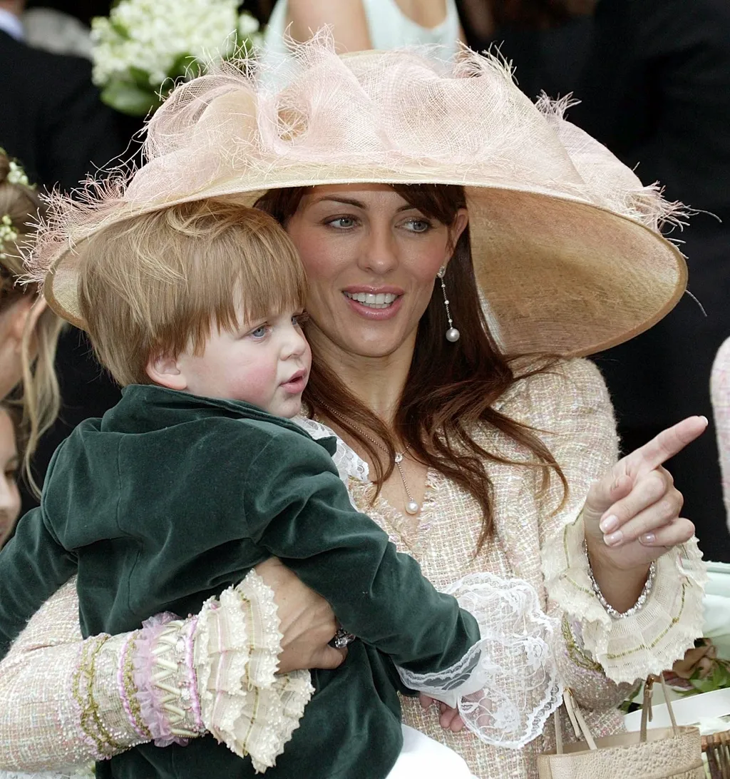 Escada heir Sven Ley marries Zoe Appleyard


fia