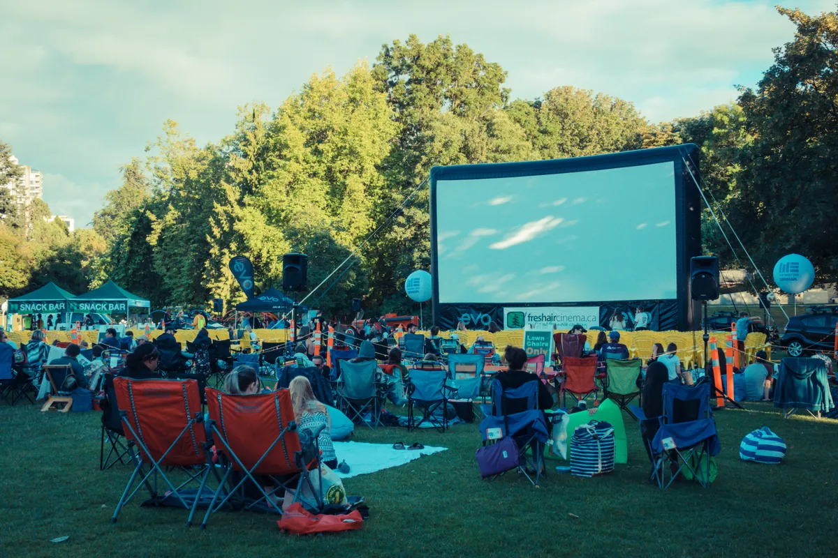 kertmozi, film, filmvetítés, filmpremier, mozipremier, szabadtéri program