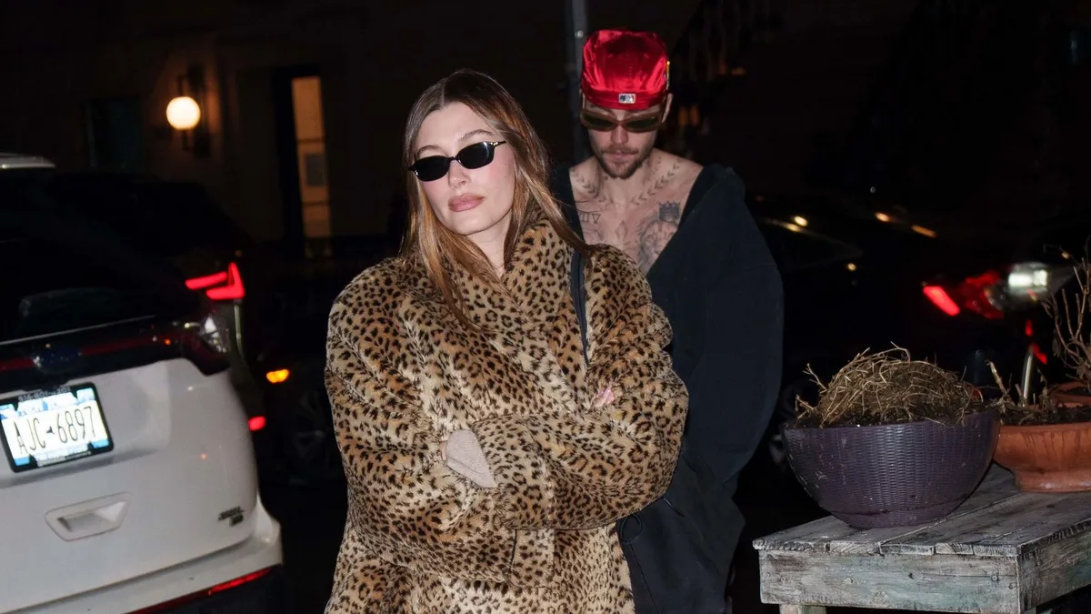 Romokban a házasságuk: Hailey Bieber már a jegygyűrűjét is levette
