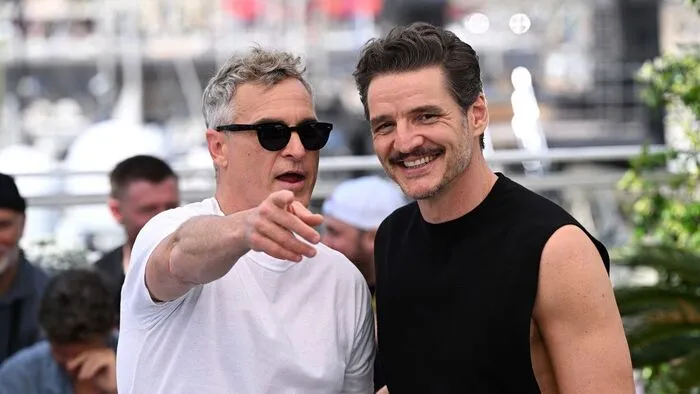 Kínos pillanatok Cannes-ban: Pedro Pascal rácsapott színésztársa kezére – Videó!