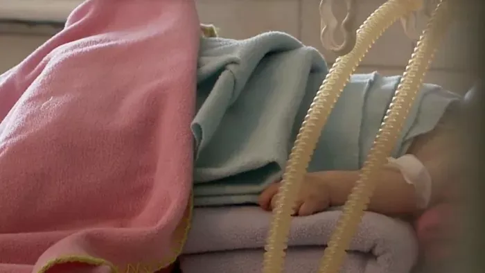 Brutálisan bántalmazta újszülött kislányát egy anya Szombathelyen – vádat emeltek ellene