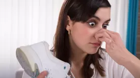 Izzad a lábad? Ez a filléres trükk megment téged és a cipődet is a lábszagtól