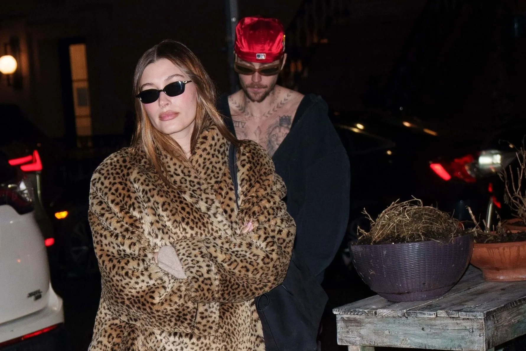 Hailey Bieber már a jegygyűrűjét is levette