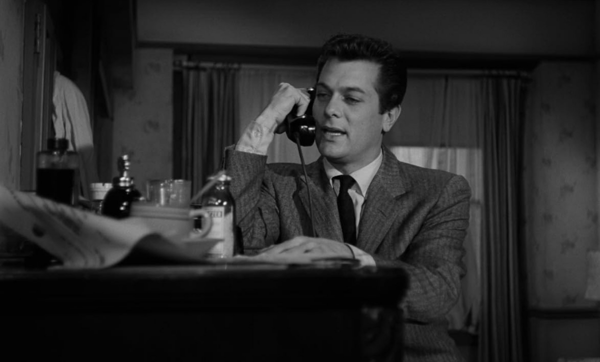 Tony Curtis Sidney Falco szerepében A siker édes illata című filmben. (Fotó: IMDB)