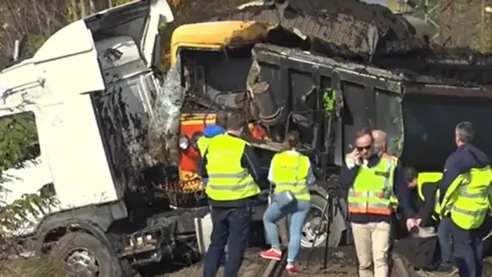 Vonat elé hajtott a sofőr, 18 ember megsérült