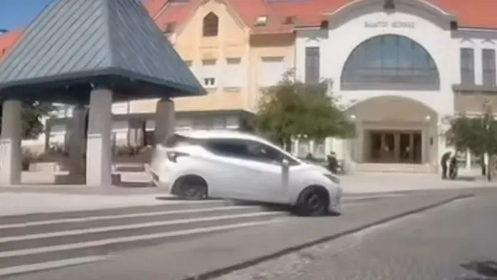 Őrült száguldozás Keszthelyen, a lépcső sem volt akadály