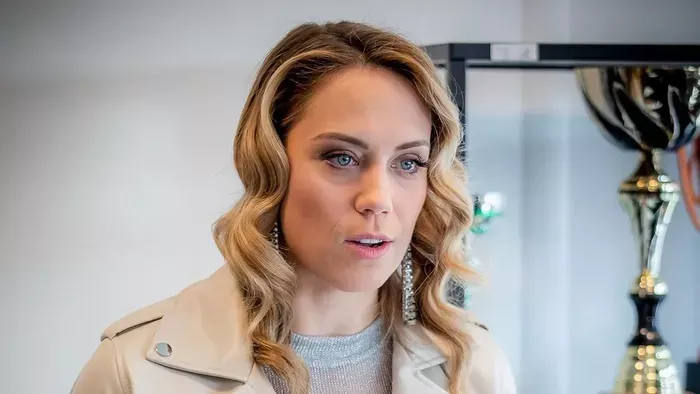 Nem férjét csókolgatja Kiss Ramóna - fotó