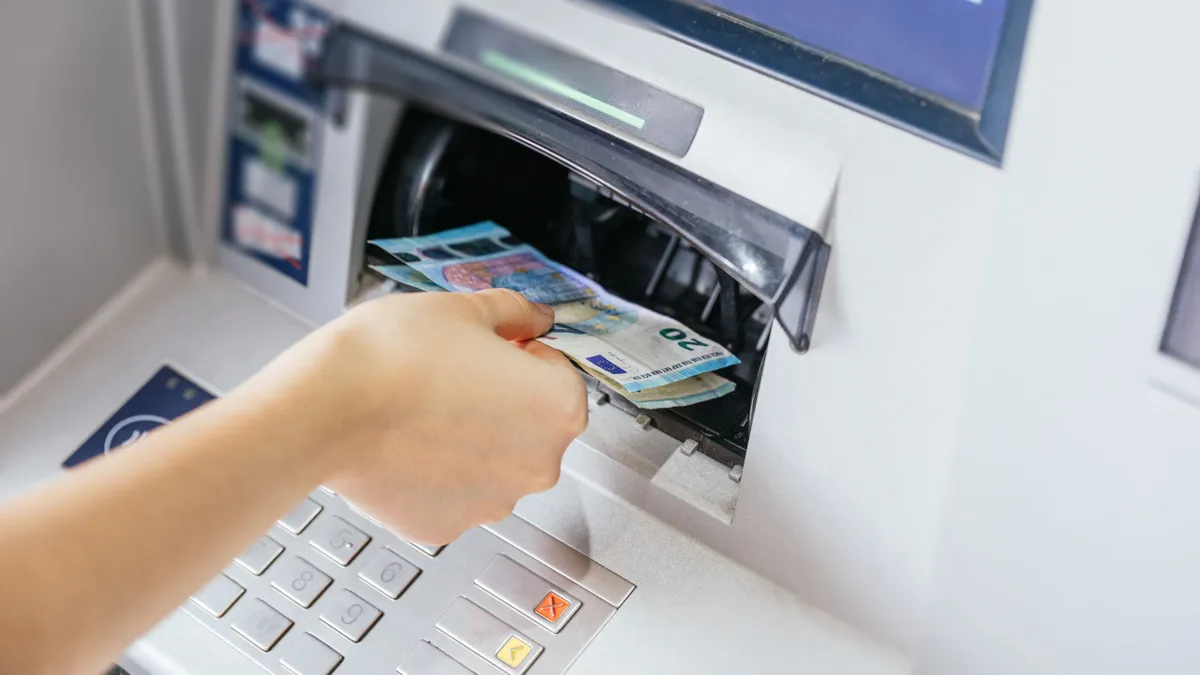 Bankkártyás csalás: ezzel a trükkel lopnak a kártyádról.