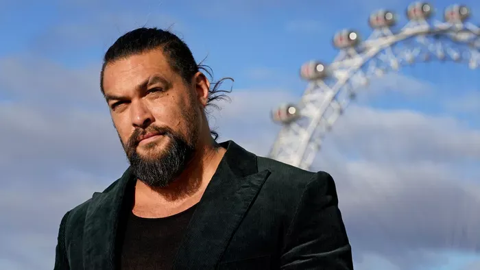 Magyarországra jön Jason Momoa: Gianni herkentyűvel várja
