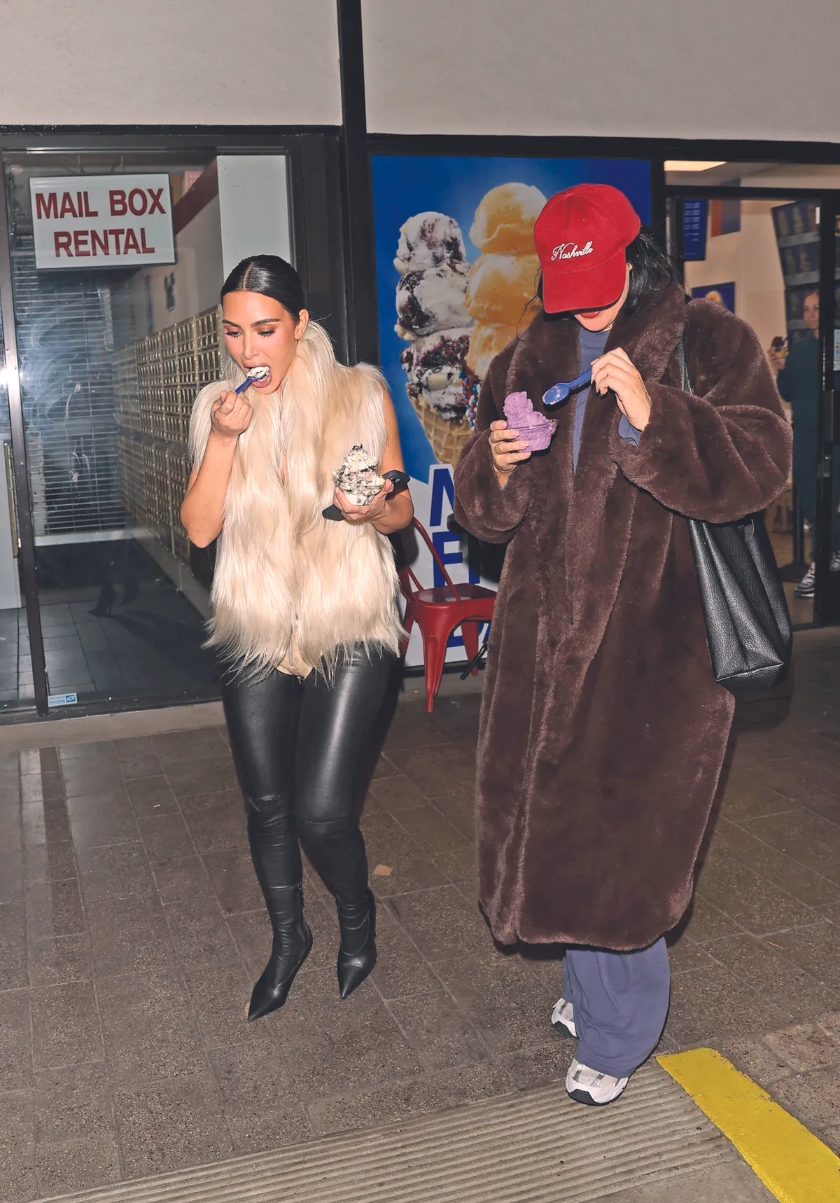 sztárok *EXCLUSIVE* Kim Kardashian goes for ice-cream with Pal Natalie Halcro**WEB MUST CALL FOR PRICING**