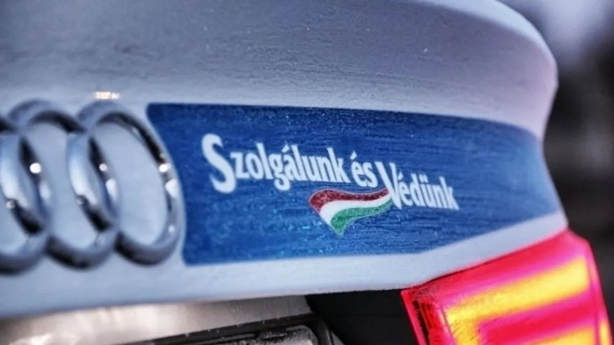 Tűzoltók a helyszínen: komoly ütközés történt Budapest szívében