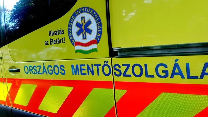 Rohant a mentő: teljes útlezárás, halálos baleset a fővárosban