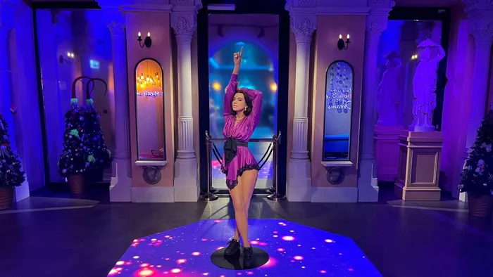 Dua Lipa viaszfigurája a Madame Tussauds Budapest produkcióban