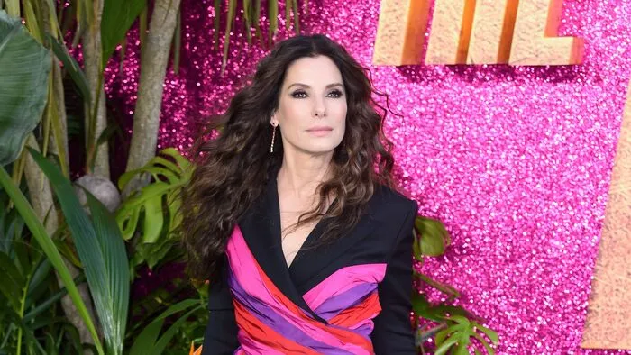 Szerelme halála után a 60 éves Sandra Bullock barátai segítségével tér vissza az életbe