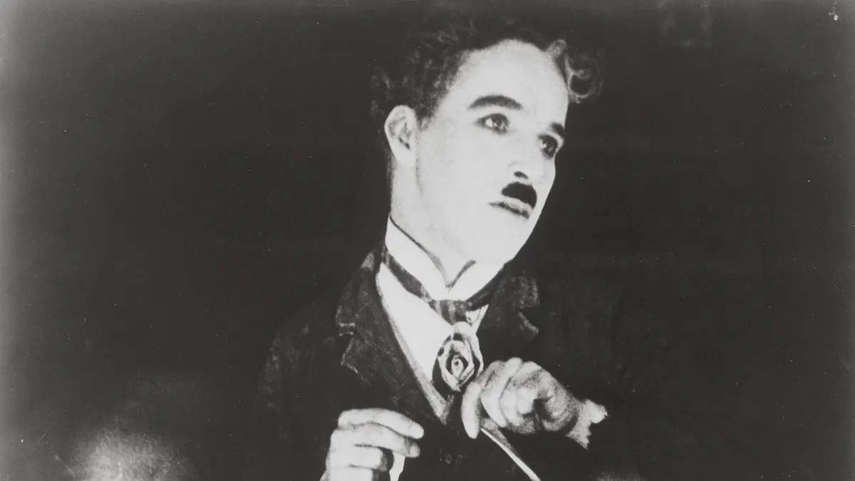 Kiderült Charlie Chaplin szörnyű titka: kiskorú lányokat rontott meg a némafilmek csillaga