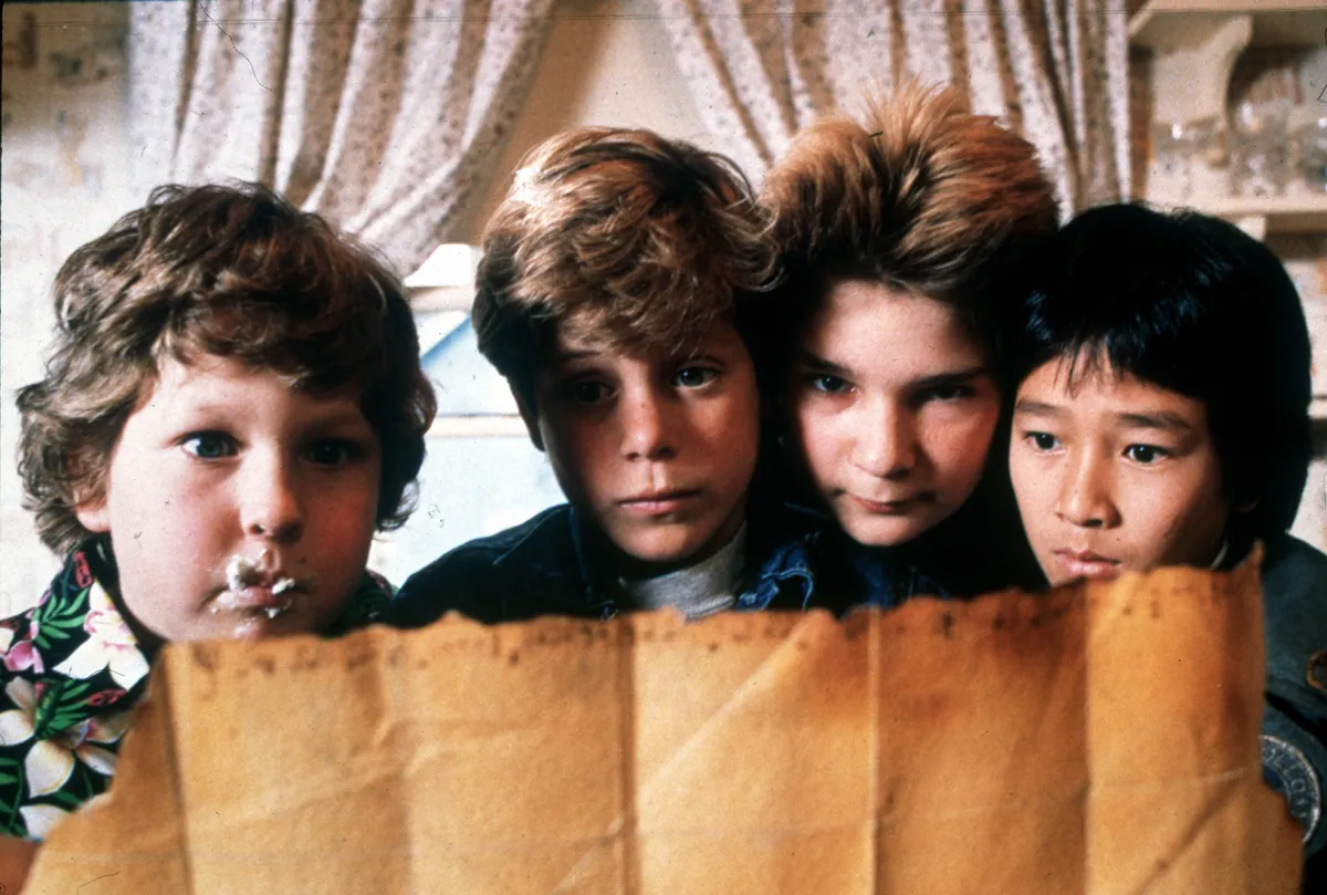 SEAN ASTIN , COREY FELDMAN , JEFF COHEN  and JONATHAN KE QUAN  in THE GOONIES (1985).