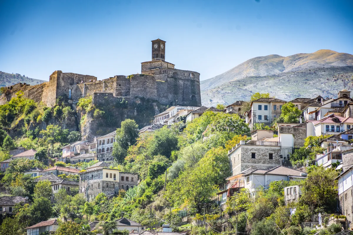 Albánia 7 csodája, Gjirokastra, utazás