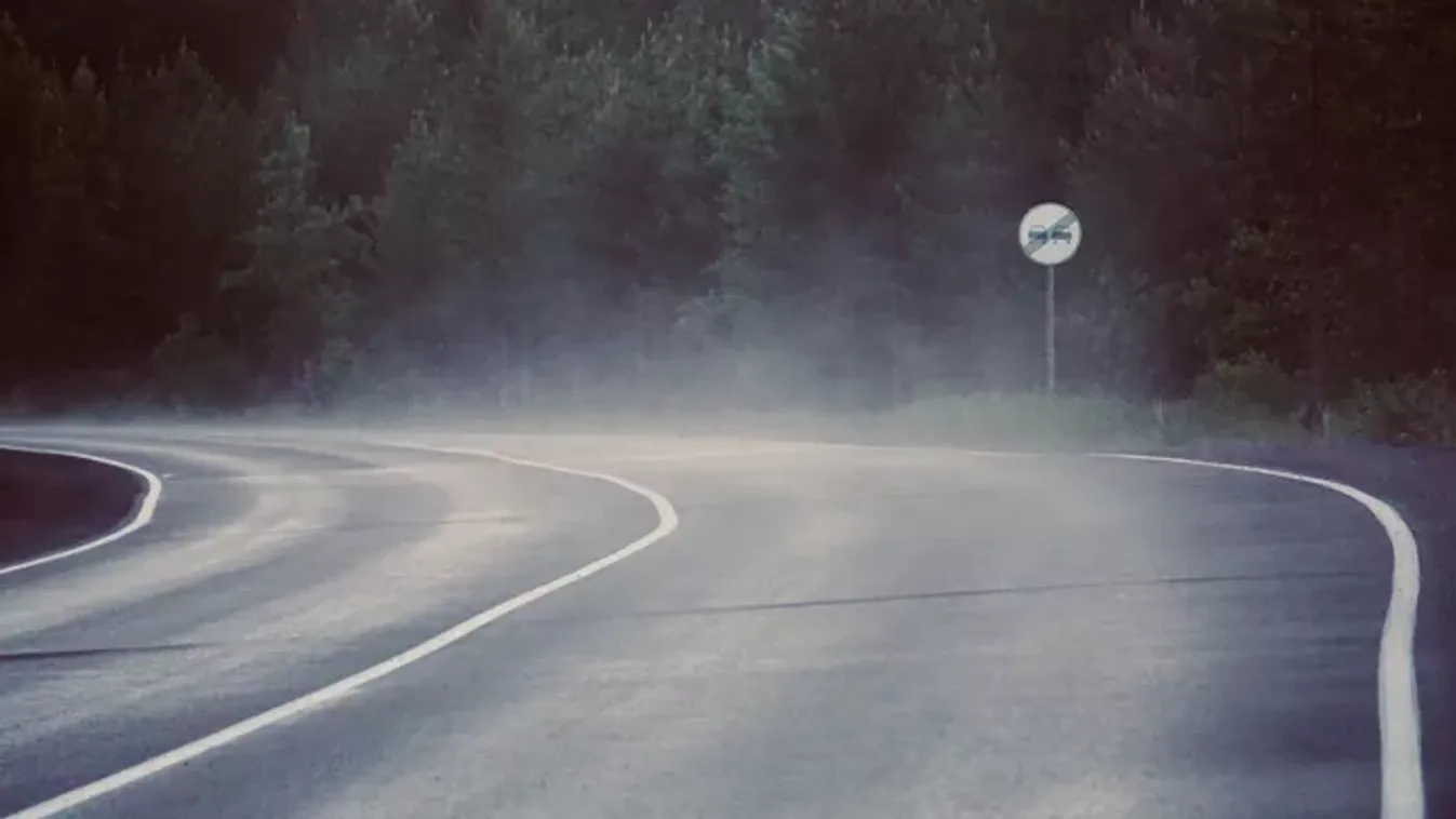 Nem sokon múlt a baleset: videón a több tízmilliós autó sofőrjének hajmeresztő ámokfutása