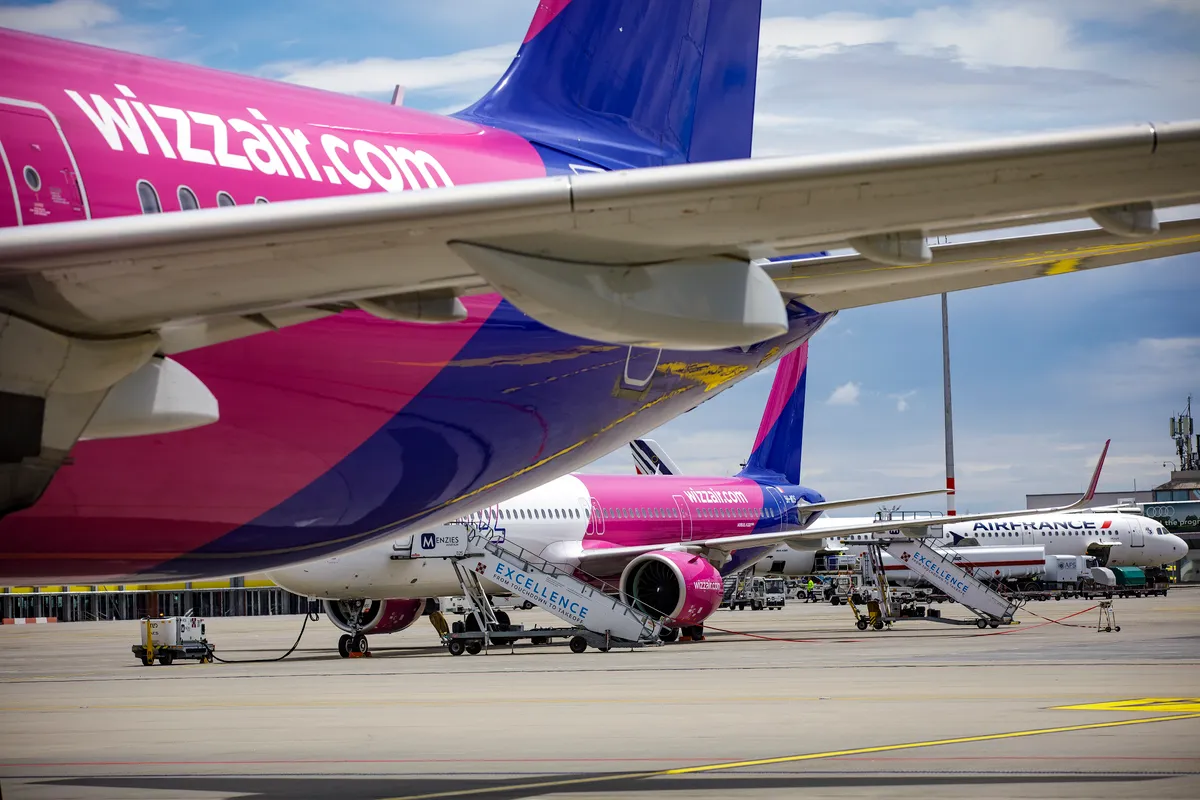 Repülőgépek egy repülőtéren repülőút előtt