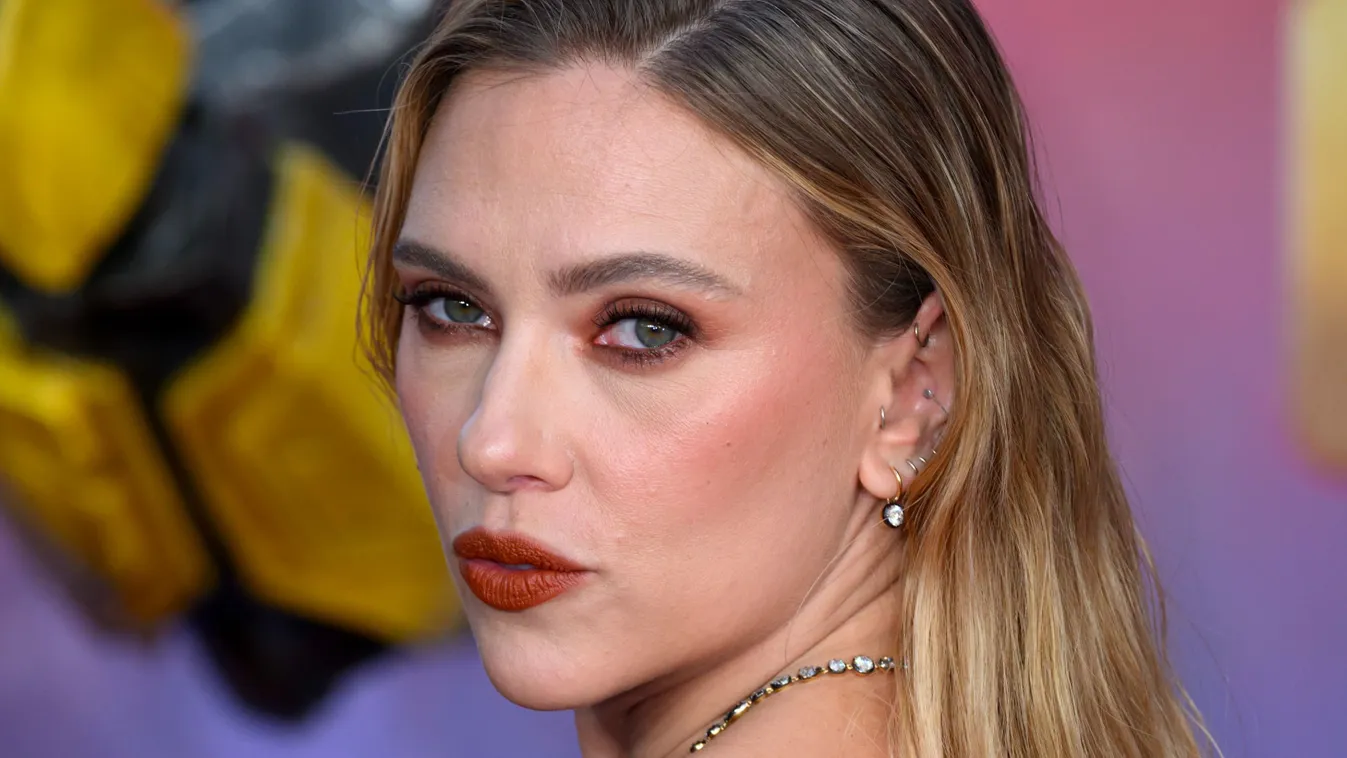 Lebukott: kamerák előtt csalta meg férjét Scarlett Johansson?