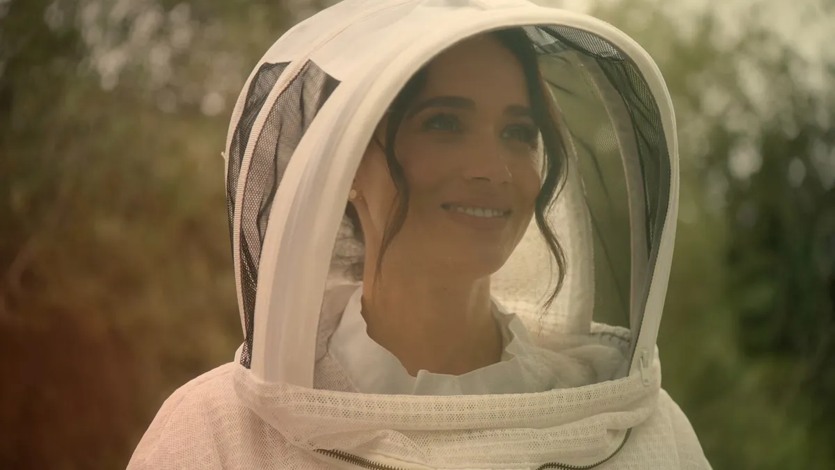 Meghan Marke mindamellett, hogy feleségként és anyaként próbál helytállni, építi a saját márkáját és készíti a sorozatának új évadát