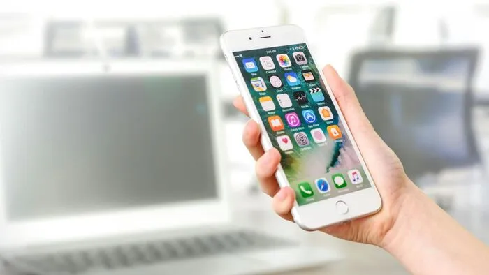 18 év után végre száműzik az iPhone-ok gyűlölt funkcióját