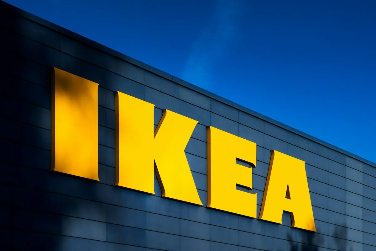 Mentőhelikopter szállt le az IKEA tetején, súlyosan megsérült egy nő