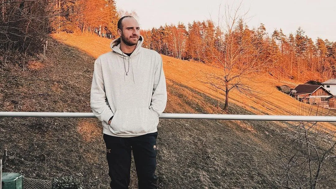 Megrongálták Brasch Bence kocsiját.