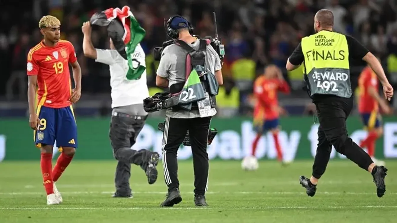 Pályára rohanó szurkolók támadták le a Barcelona tinisztárját - Fotó