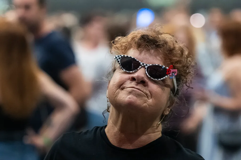 Ilyen egy igazi rajongó, nem maradhatott el a jampi szemüveg