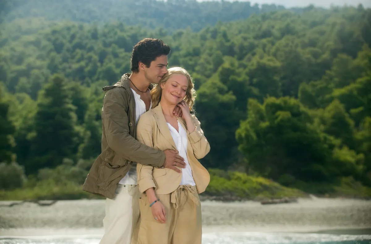 AMANDA SEYFRIED  and DOMINIC COOPER  in MAMMA MIA! (2008).