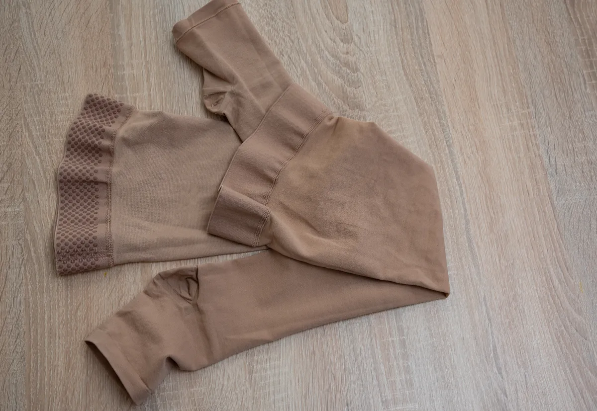 összedörzsölődő combok, nyár, meleg
