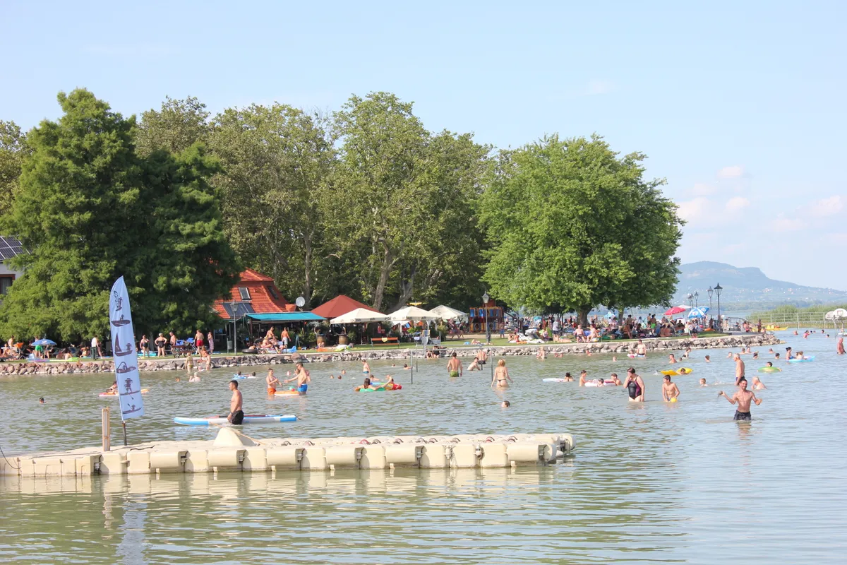 Riasztó, ami a Balatonnál történik. Ez a fürdőzőkre is idővel kihathat. 