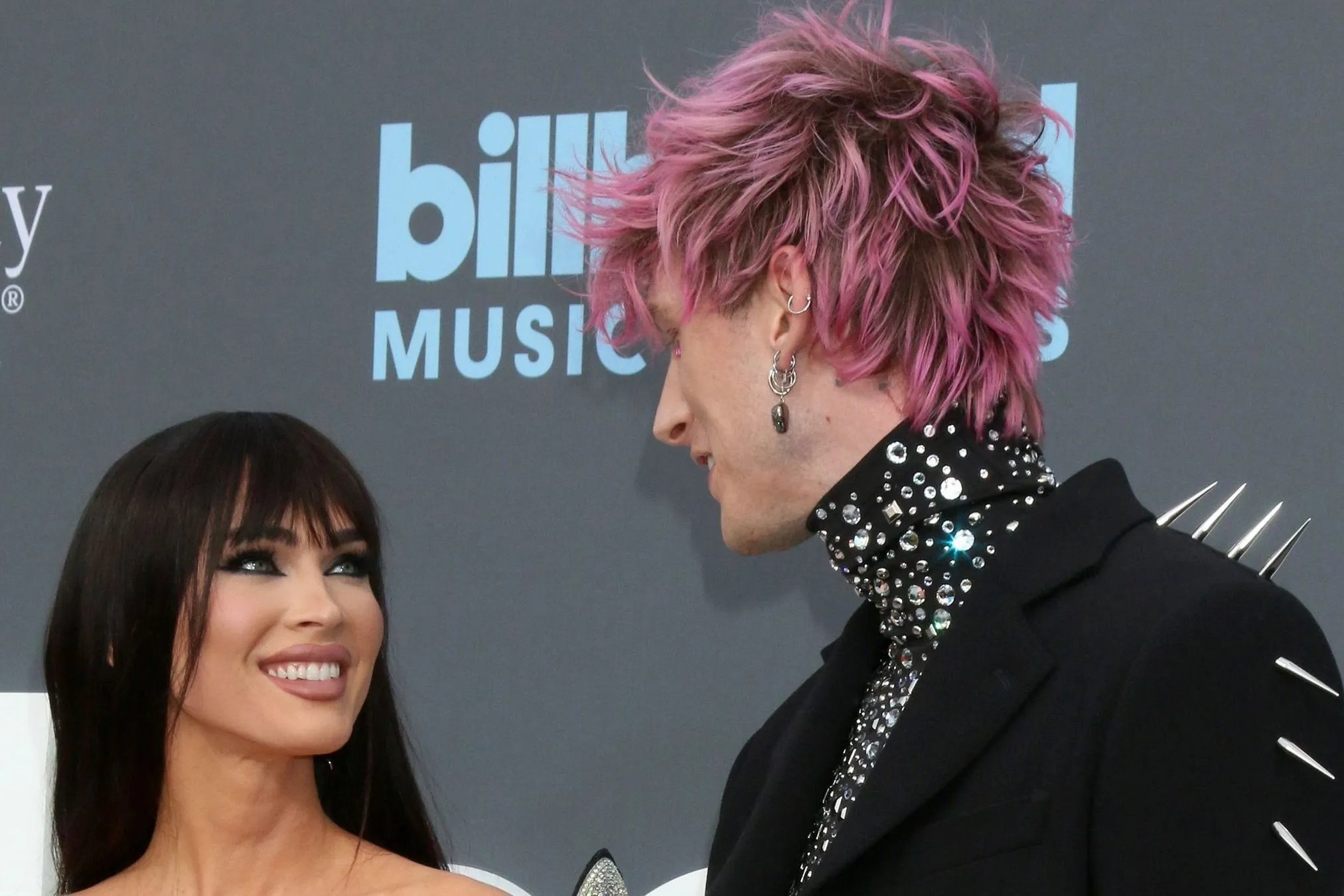 Megan Fox és MGK felfedték közös kislányuk nevét