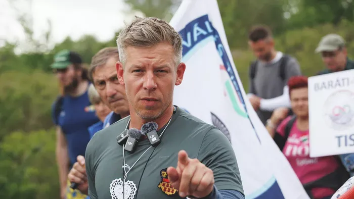 Hírhedt LMBTQ-aktivista Magyar Péter ügyvivője Brüsszelben