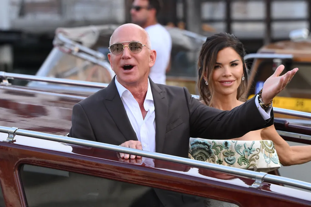 Jeff Bezos és Lauren Sànchez elhagyják az Aman Venice Hotelt (Fotós: KGC-34/133516_001)