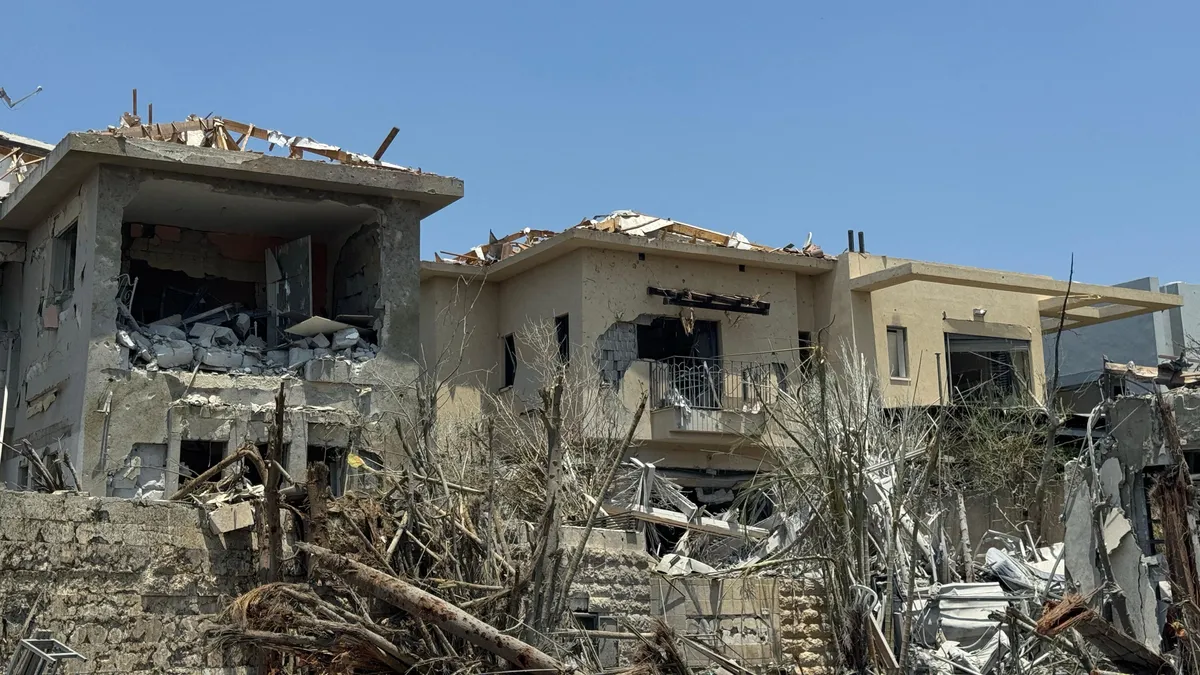 „Senki sem fogja megmondani nekünk, mit tegyünk” – videón a hátborzongató látvány, ahogy Irán amerikai támaszpontokat bombázott Katarban és Irakban