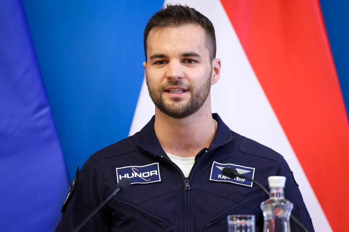 alt=Egy egész ország izgul Kapu Tiborért, aki második magyar űrhajós lett a világűrben, Farkas Bertalan után