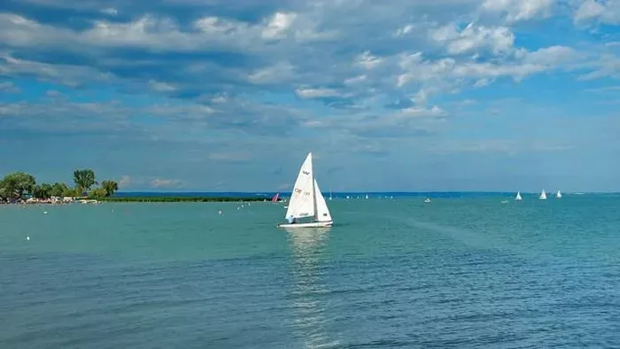 Le kell mondani a nyaralást? Hihetetlen dolgot találtak a Balaton vizében