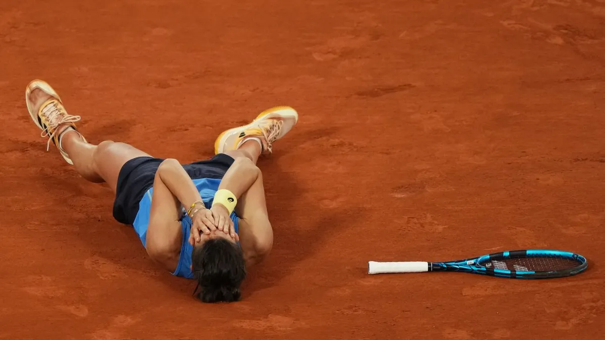 Lois Boisson az utolsó poén után elterült a Garros salakján