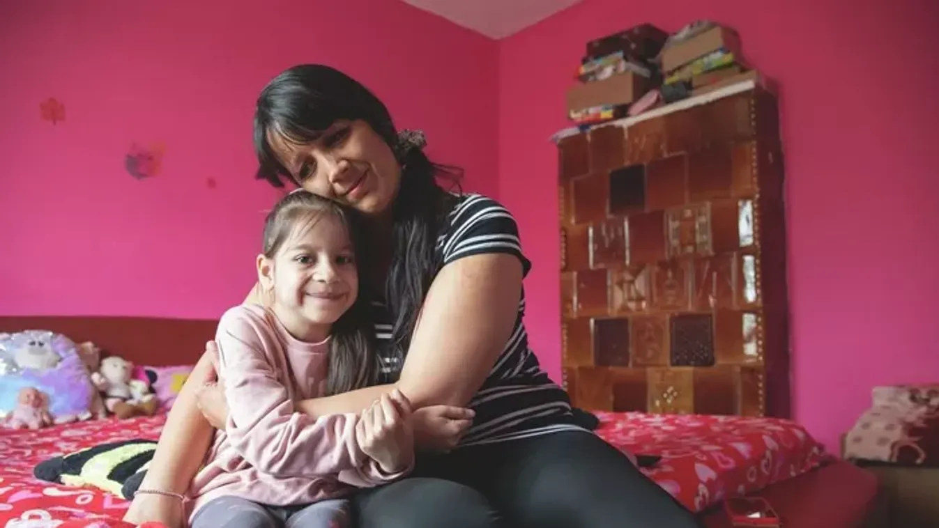 „Hiába a műtét, ha utána visszakerül a penészes falak közé” – Élhető otthon kell Elinának, a félszívű kislánynak