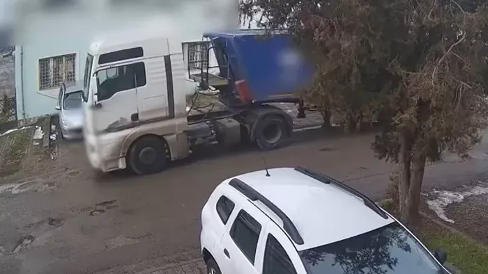 Videó: mindent letarolt egy sofőr nélküli teherautó Egerben
