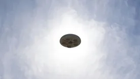 Itt a bizonyíték az idegenek létezésére? Fényes nappal fotózták le a repülő csészealjat!